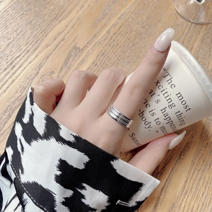 Minimalistischer S925 Sterlingsilber Ring mehrlagig offen am Finger im Alltagsszenario