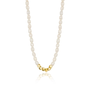 Collier de perles d'eau douce baroques avec perles géométriques dorées sur fond blanc