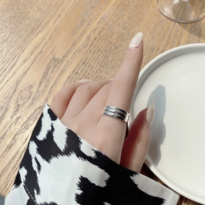 Detail eines S925 Sterlingsilber Mehrschichtrings am Finger in minimalistischem Design