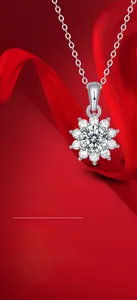 Vue macro d'un pendentif fleur en argent 925 avec moissanite et détails scintillants