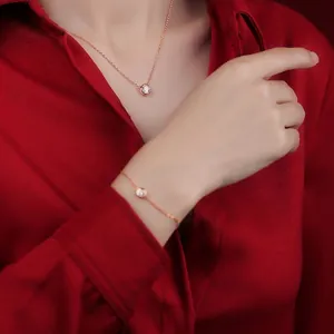 Roségoldenes Moissanit-Blasenarmband und Halskette auf einem Samthemd gezeigt