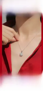 Détail du pendentif tournesol en argent 925 avec pierres de moissanite scintillantes