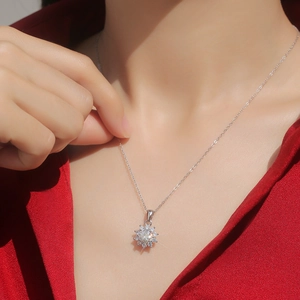 Élégant collier tournesol en argent 925 et moissanite sur un mannequin à la lumière naturelle