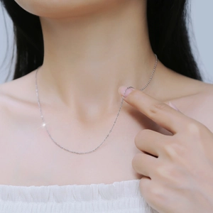 Chaîne minimaliste en argent sterling 925 portée sur un modèle pour un look élégant et chic