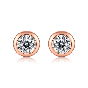 Dettaglio di orecchini a lobo in argento S925 con scintillanti gemme di moissanite