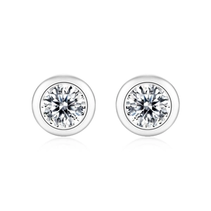 Dettaglio di orecchini a lobo in moissanite taglio tondo con montatura a castone in argento