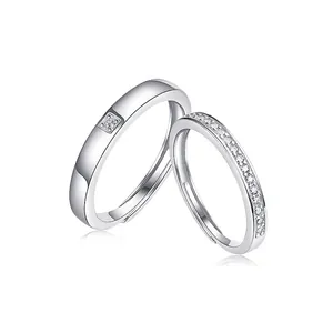Verstellbare Partnerringe aus 925er Silber mit quadratischen Moissanit-Steinen