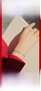 Dettaglio del bracciale a maglia cubana in argento 925 con moissanite indossato al polso
