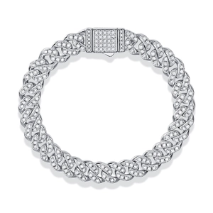 Détail du bracelet gourmette en argent S925 avec pierres de moissanite micro-pavées