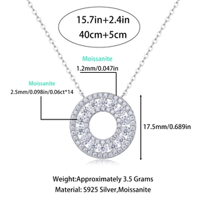Collier en argent sterling S925 avec pendentif en moissanite couleur D sur fond blanc