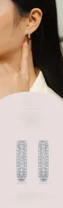 Détail de boucles d'oreilles créoles en argent S925 avec double rangée de moissanite ronde