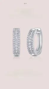 Détail de boucles d'oreilles créoles S925 avec trois rangées de moissanite D-couleur