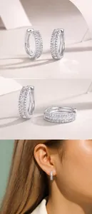 Detalle de los pendientes huggie de plata S925 con triple fila de circonitas engastadas
