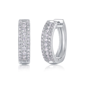 Détail de créoles en moissanite ronde en argent S925 avec serti pavé à trois rangées