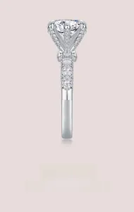 Dettaglio dell'anello a corona in argento S925 con moissanite a sei griffe e pavé