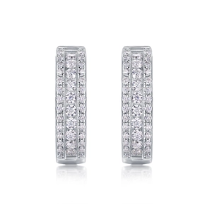 Détail de créoles en argent S925 avec trois rangées de moissanite ronde micro-pavée