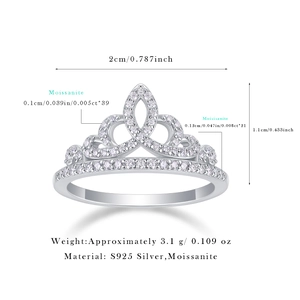Dettaglio macro dell'anello tiara in argento S925 con specifiche delle pietre moissanite