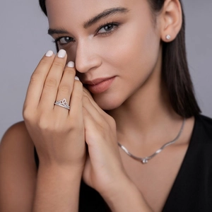 Elegante anello a corona in argento sterling S925 con pavé di moissanite sul dito