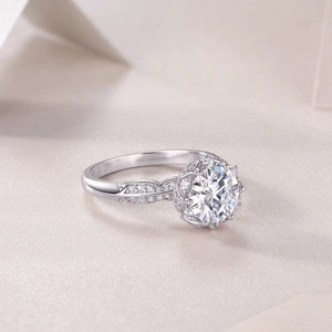 Vue macro d'une bague en argent S925 avec halo moissanite et anneau gravé de pierres pavées