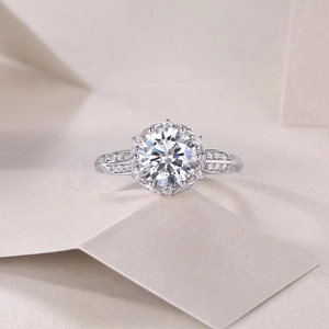 Détails d'une bague en moissanite à six griffes avec diamants latéraux sur anneau en argent