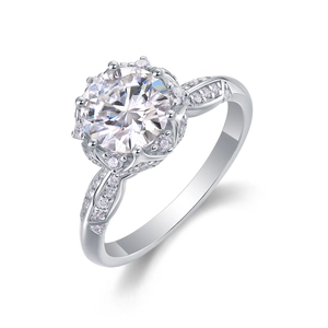 Bague de luxe en argent avec solitaire à six griffes et pavé de diamants brillants