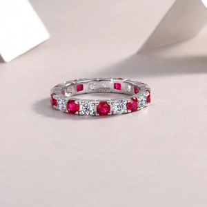 Détail du poinçon S925 et du pavage de gemmes rouges et blanches sur la bague en argent