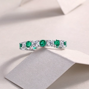 Détail d'une bague éternité en argent S925 avec émeraudes vertes et zircons blancs