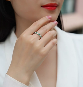 Vue détaillée d'une bague en argent S925 avec pierres vertes et diamants blancs
