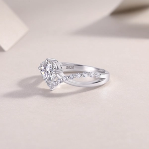 Λεπτομέρεια macro από ασημένιο δαχτυλίδι S925 με λαμπερό στρογγυλό διαμάντι κοπής