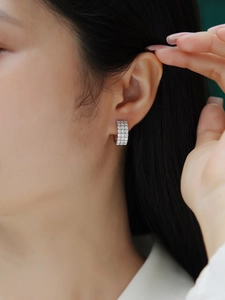 Gros plan sur des créoles en argent S925 avec trois rangées de zircons micro-pave