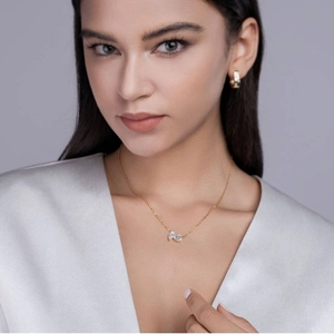 Elegante set collana e orecchini a cerchio placcati oro 18K con cristalli taglio smeraldo