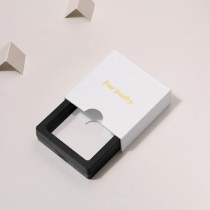 Detailansicht der Schmuck-Geschenkbox im Schubladendesign mit Goldfolienprägung