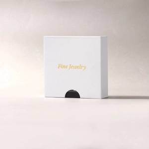 Detailansicht der weißen Schmuckschachtel mit goldener Fine Jewelry Prägung
