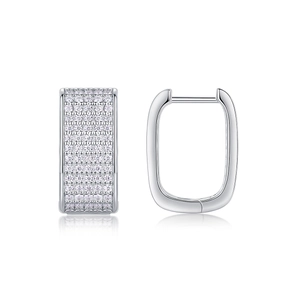 Détail de boucles d'oreilles créoles rectangulaires en argent S925 avec pavage de zircons