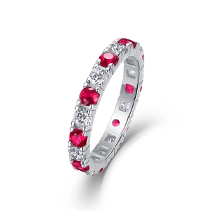 Dettaglio anello eternity in argento S925 con rubini e diamanti incastonati pavé