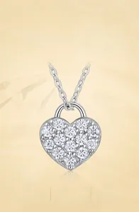 Dettaglio di un ciondolo a lucchetto a cuore in argento 925 con pietre di moissanite