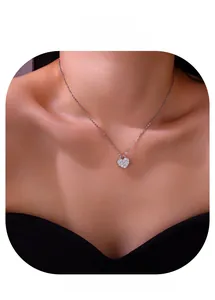 Dettaglio della collana con ciondolo a cuore in moissanite indossata da una modella