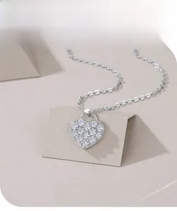 Dettaglio della collana a cuore in argento 925 con scintillanti pietre moissanite