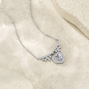 Collier avec pendentif cœur en moissanite en argent 925 sur fond de pierre naturelle