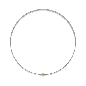 Dettaglio della collana multi-filo argento con pendente in moissanite placcato oro