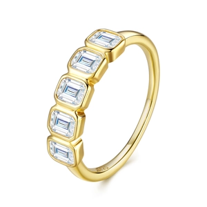 Anello in argento S925 placcato oro con cinque pietre di moissanite taglio smeraldo