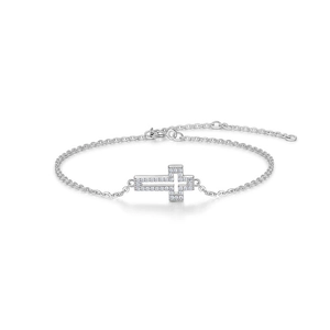 Bracelet élégant en argent 925 avec croix et pierres de moissanite sur fond blanc pur