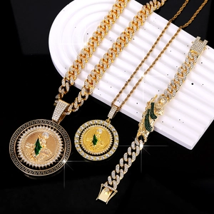 Set gioielli hip-hop dorati con ciondoli Saint Jude e catena cubana con strass scintillanti