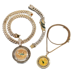 Set gioielli hip-hop dorati con ciondolo medaglione San Giuda e catena cubana con strass