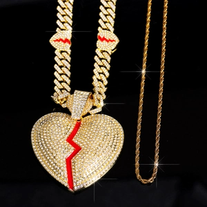Dettaglio del ciondolo a cuore spezzato hip hop con smalto rosso e catena cubana ghiacciata