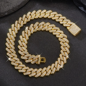 Macro di catena cubana da 14mm in oro con pavé di cristalli e chiusura a scatola sicura