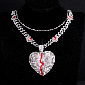 Collana cubana hip-hop con ciondolo a cuore spezzato e dettagli in smalto rosso