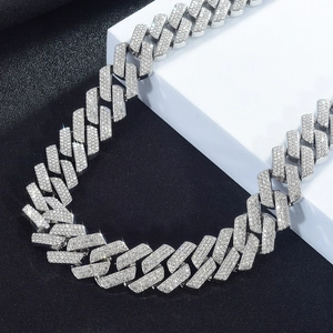 Makro-Detail der hochdichten Strass-Fassung auf silberner Panzerkette