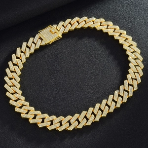 Nahaufnahme der 20mm goldenen Panzerkette mit dreireihigem Kristallbesatz und Box-Verschluss
