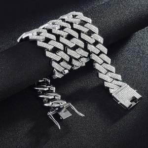 Makroansicht der silbernen dreireihigen Diamant-Cuban-Kette mit Eishaut-Verschluss